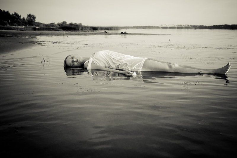 девушка, вода Холодноphoto preview