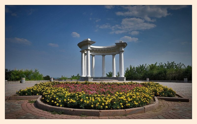 Белая беседкаphoto preview