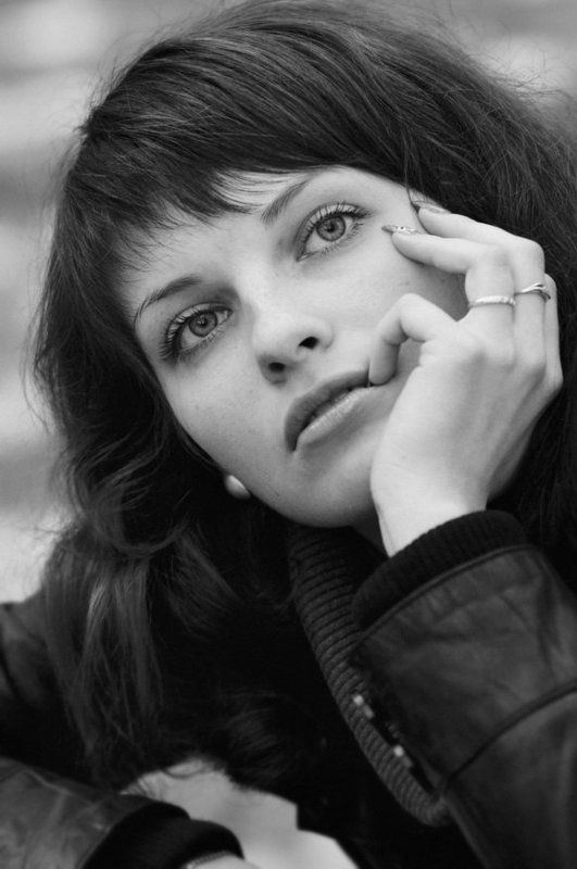 девушка, портрет, задумчивость, осень, глаза, b&w Задумалась...photo preview