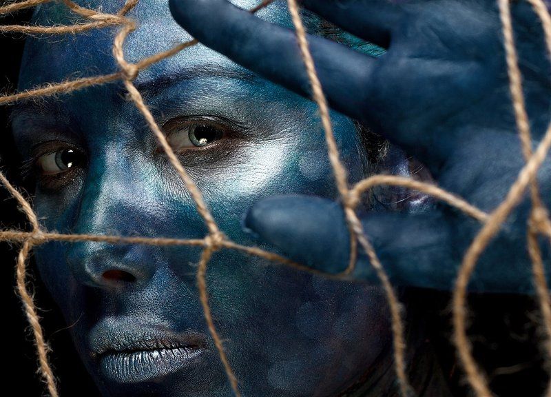 люди, девушка, рыба, портрет, сеть, улов, рыбалка, вид, тип, природа, красота, макияж, визаж, бодиарт, фейсарт, грим, краска, рисунок, картина, вода, цвет, синий, ремесло, жизнь, катастрофа, исчезающий, блеск, кожа, чешуя, креатив, студия исчезающий видphoto preview