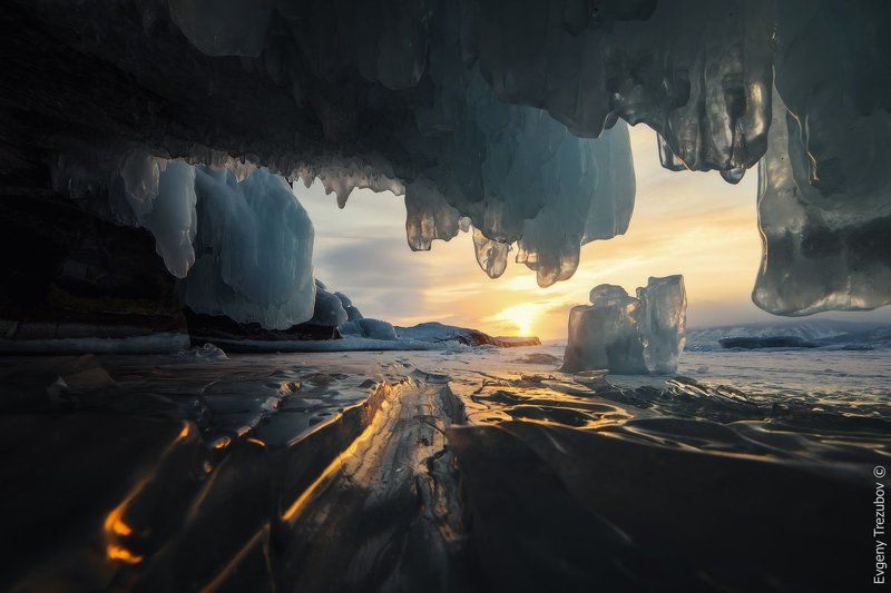 байкал, пещера, сосульки, лед, закат В ледяной пещере на закатеphoto preview