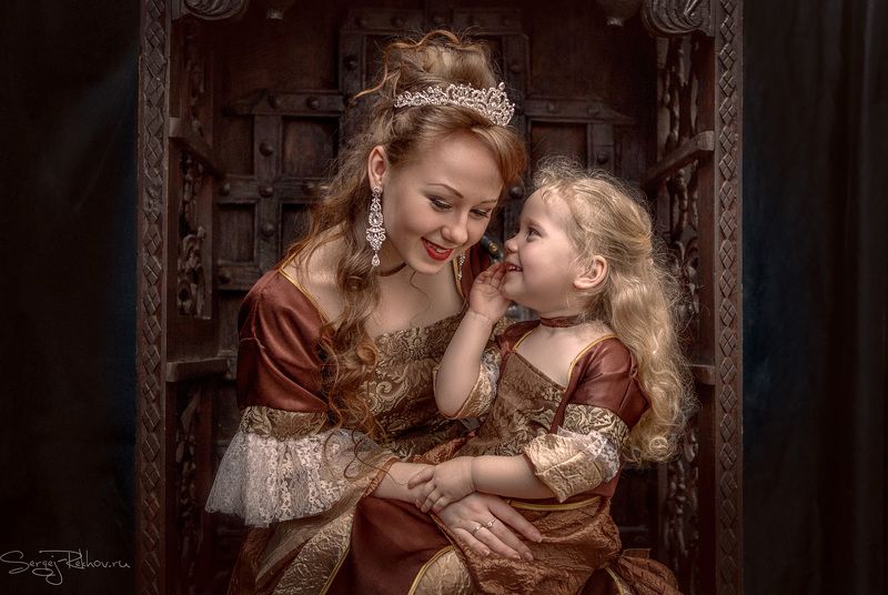 мама, дочка, секреты, женщины, разговор, студия - Мама, а я знаю, где папа заначку прячет...))photo preview