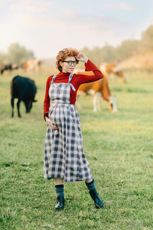 девушка, беременность, ожидание, ребенок, наследник, семья, животное, колхоз, ферма, стиль, осень, урожай, солнце, закат ***photo preview