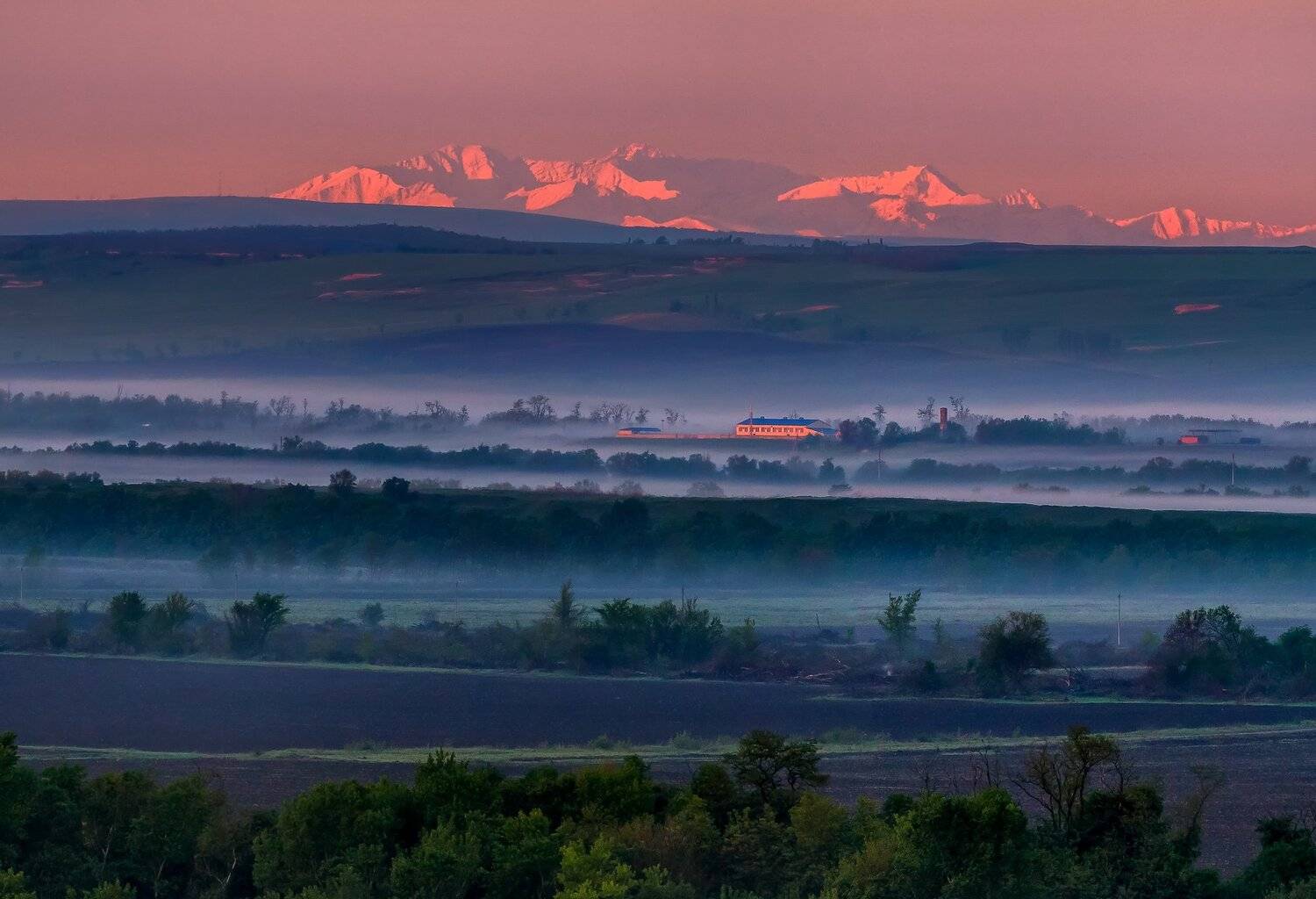 кавказские горы, хребет, поля, дом, туман, рассвет, весна, карачаево-черкесская республика., Лашков Фёдор