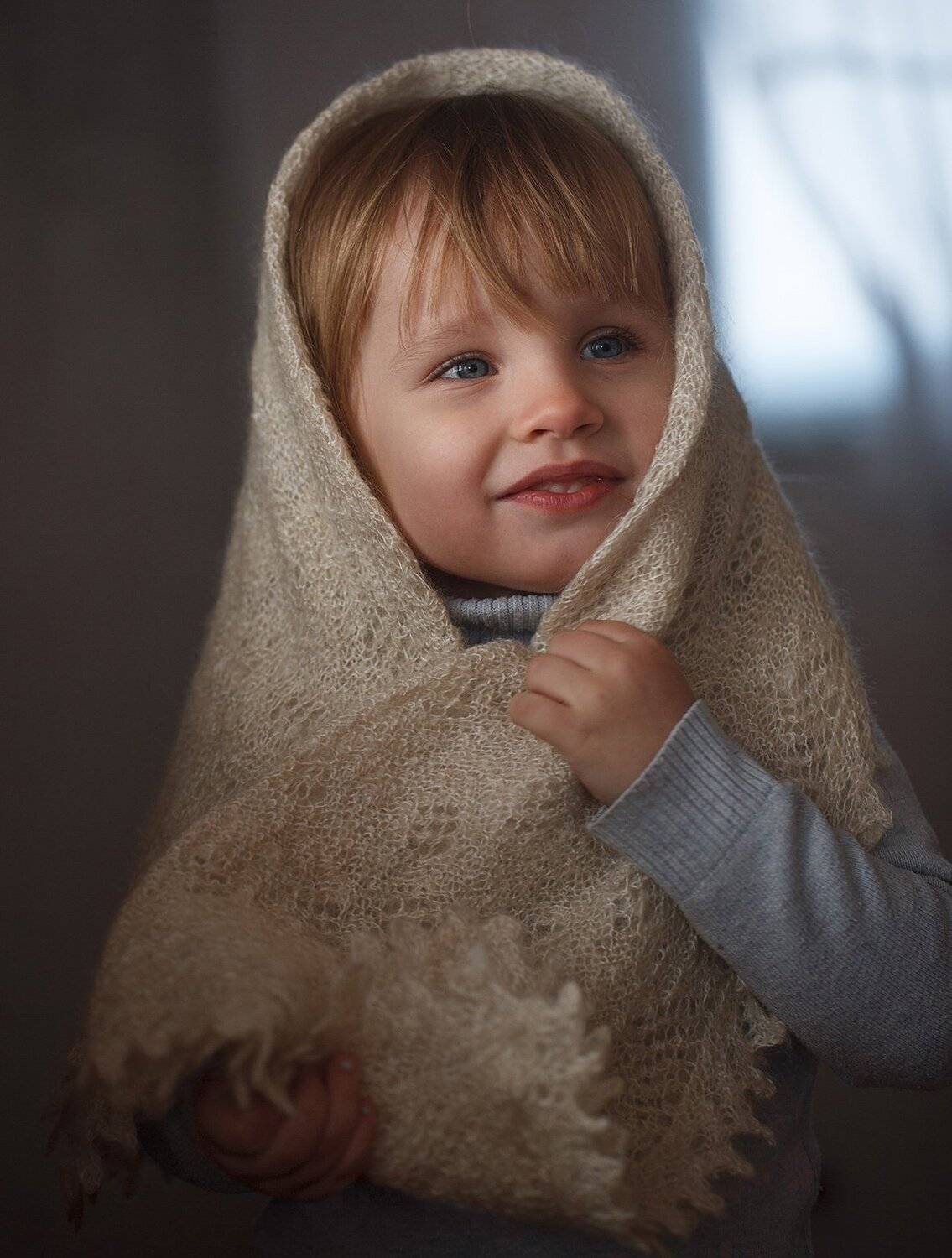 Юная Алиса. Автор: Евгений Толкачёв девочка, ребенок, деревня, платок, частный дом, улыбка, Евгений Толкачёв