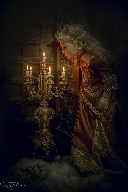 замок, девочка, ребёнок, ночь, свеча В старом замкеphoto preview