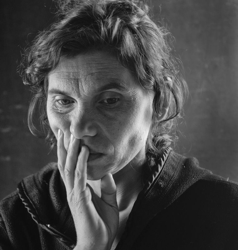 портрет, лицо, человек, женщина, взгляд, глаза, жест Думыphoto preview