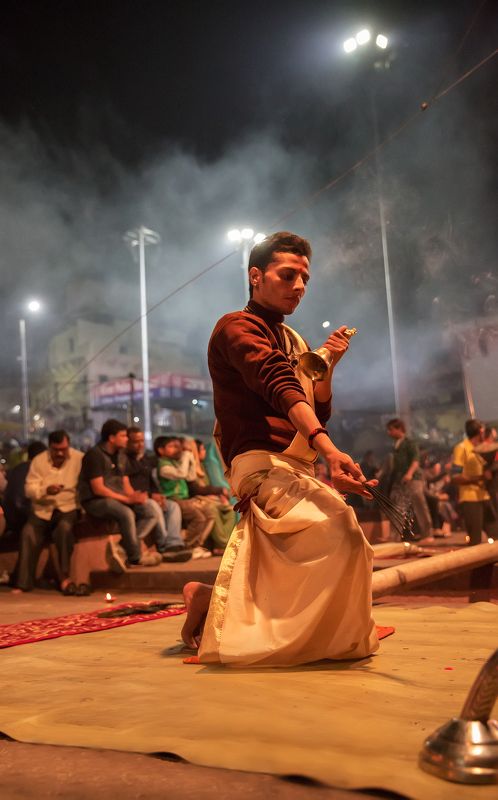 пуджа,ганг,репортаж,зрелище,представление,индия,ночь,огонь,дым,монах Ганга Пуджа photo preview