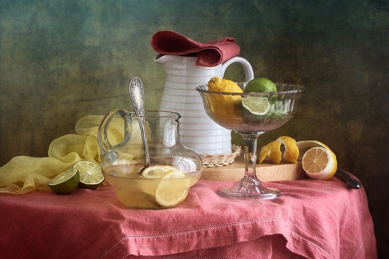 Фруктовый, натюрморт, желтымый, зеленый, цитрусовый, лимон, стеклянный, ваза, белый, кувшин, розовый, скатерть, кухня Лимонадphoto preview