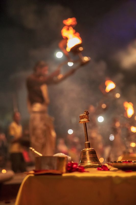 пуджа,ганг,репортаж,зрелище,представление,индия,ночь,огонь,дым,монах Ганга Пуджа. Начало представленияphoto preview