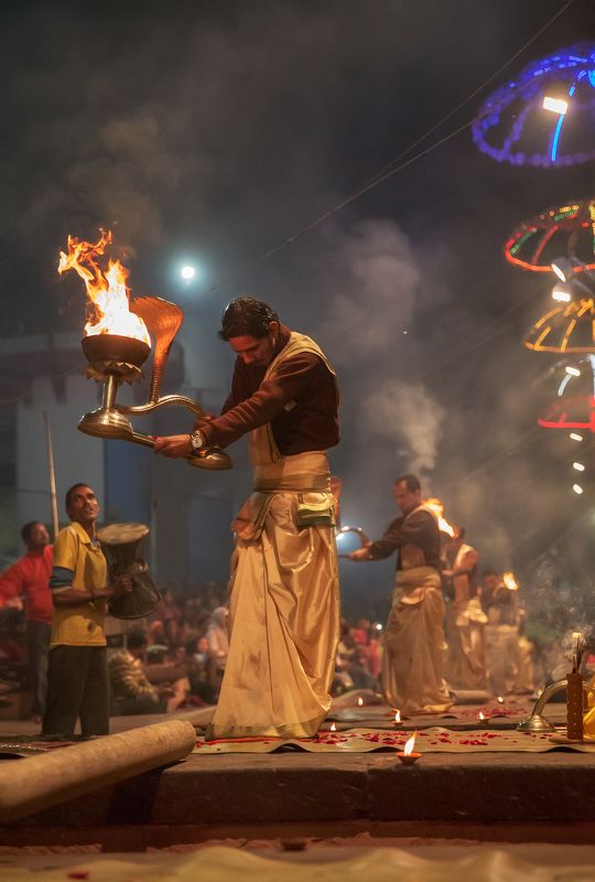 пуджа,ганг,репортаж,зрелище,представление,индия,ночь,огонь,дым,монах Ганга Пуджа. Акт 2. Огоньphoto preview