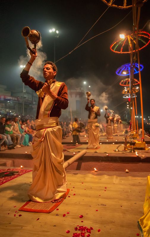 пуджа,ганг,репортаж,зрелище,представление,индия,ночь,огонь,дым,монах Ганга Пуджа. Акт 3. Дымphoto preview