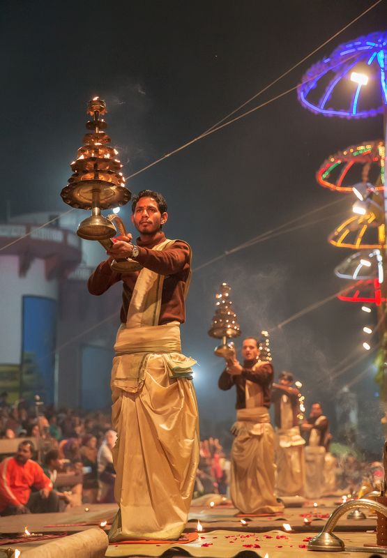 пуджа,ганг,репортаж,зрелище,представление,индия,ночь,огонь,дым,монах Ганга Пуджа. Танец со свечами.photo preview