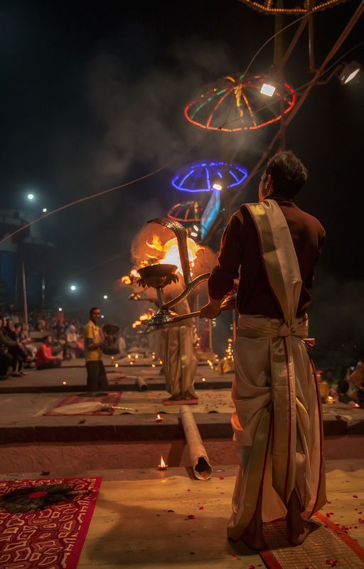 пуджа,ганг,репортаж,зрелище,представление,индия,ночь,огонь,дым,монах Ганга Пуджа. Огненное шоуphoto preview