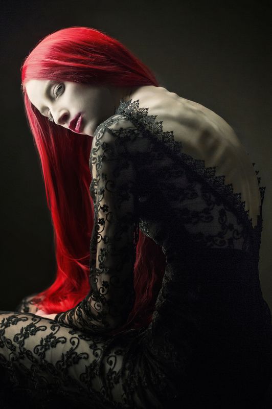 красные волосы, взгляд, черное Каринаphoto preview