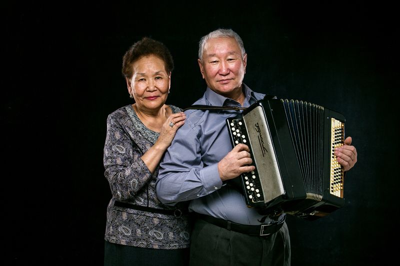 наши старики с любимыми вещамиphoto preview