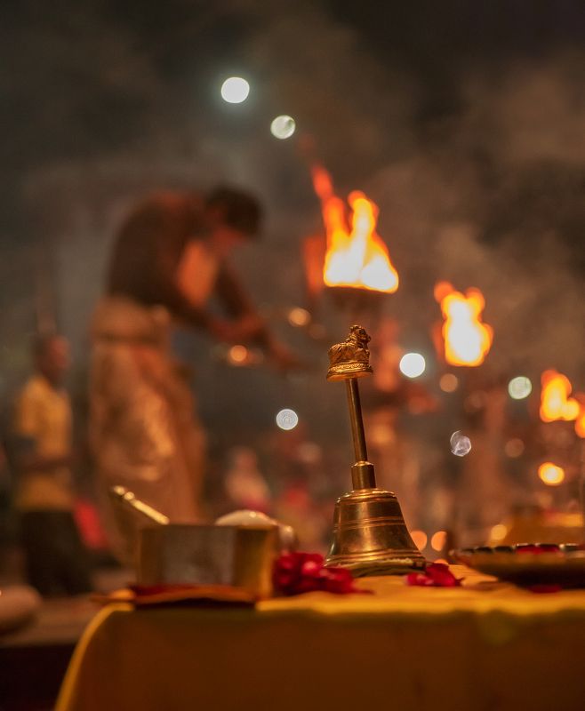 пуджа,ганг,репортаж,зрелище,представление,индия,ночь,огонь,дым,монах Ганга Пуджа. Танец с огнемphoto preview