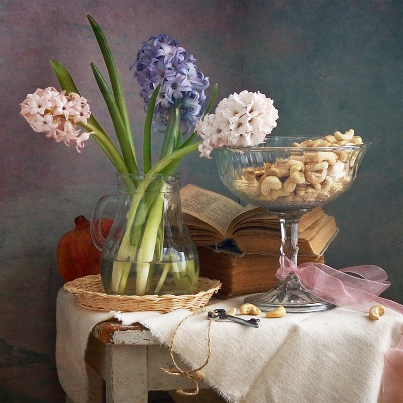 Цветочный, натюрморт, фотография, маленький, букет, розовый, синий, белый, гиацинты, стекло, ваза, кешью, орехи, старые, книги, весна, дом, украшения Гиацинты и орешки кешьюphoto preview