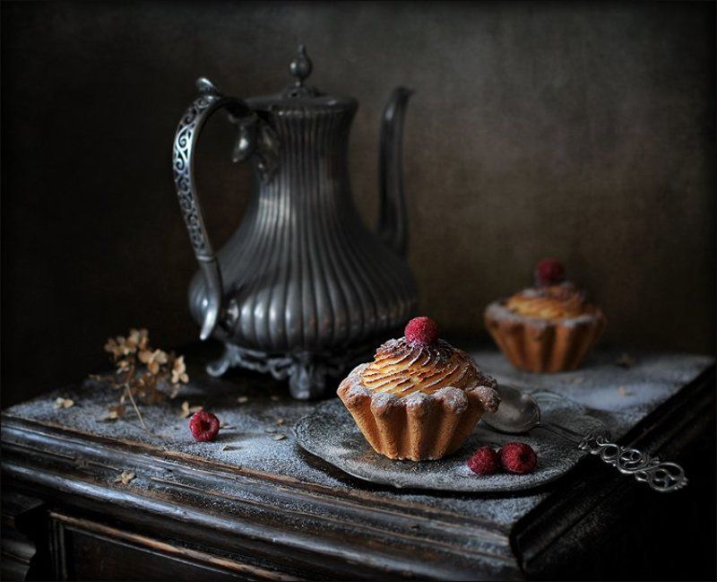 С кофейником и пирожными.photo preview