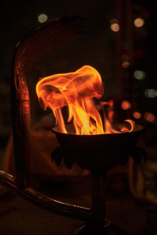 пуджа,ганг,репортаж,зрелище,представление,индия,ночь,огонь,дым,монах Ганга Пуджа. Живой огоньphoto preview