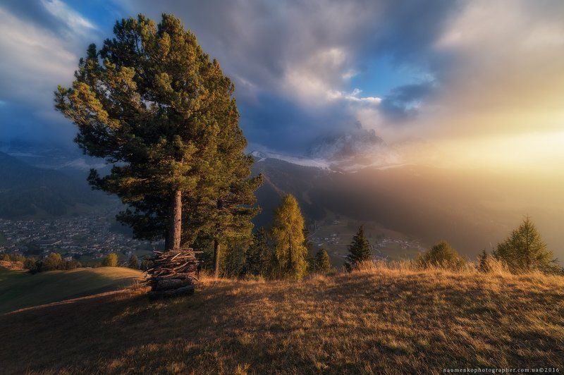 гардена, италия, доломиты, cассолунго, сельва, горы, долина, альпы, пейзаж, небо, путешествия, природа, курорт, юг, доломитовые, альпийский, синий, горы, тироль, трентино, ортизеи, пик, рок, высокий, осень, европа, снег, облака, вид, панорама, деревня Италия. Доломиты. Вечерний свет у деревни Selva di Val Gardenaphoto preview