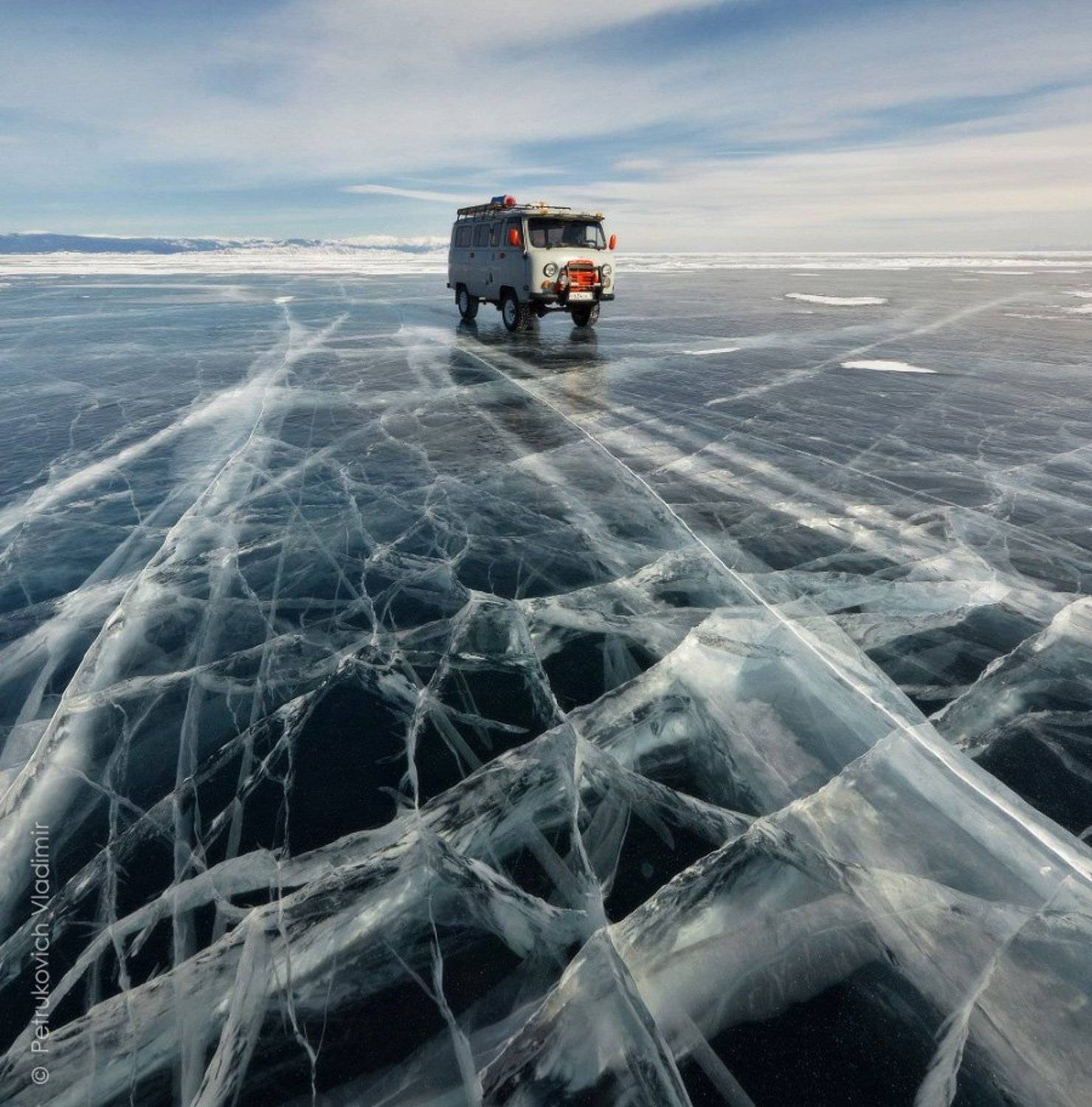По байкальскому льду. Автор: Владимир Петрукович Байкал, лёд, Малое море, буханка, машина, зима, Владимир Петрукович