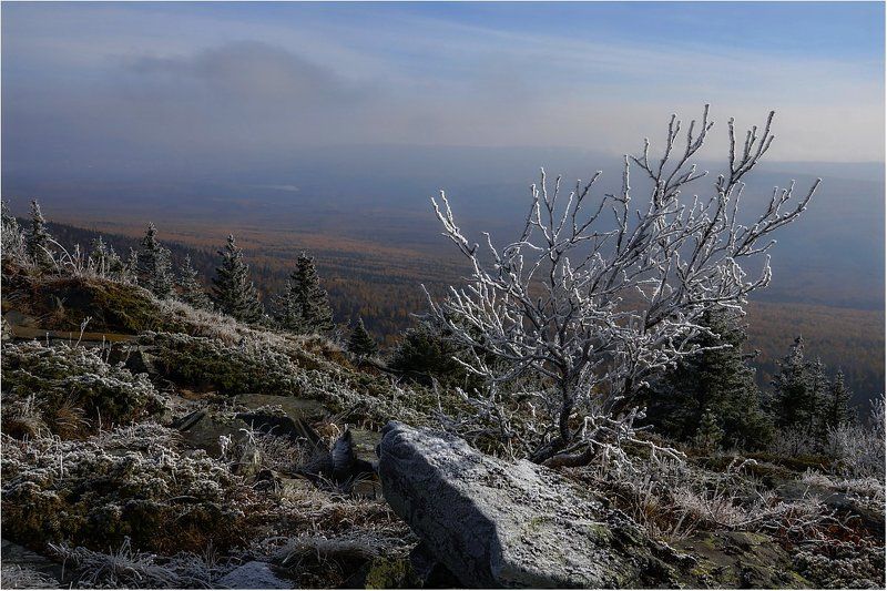 Дыхание зимы в горах, в долине золотая осень...photo preview
