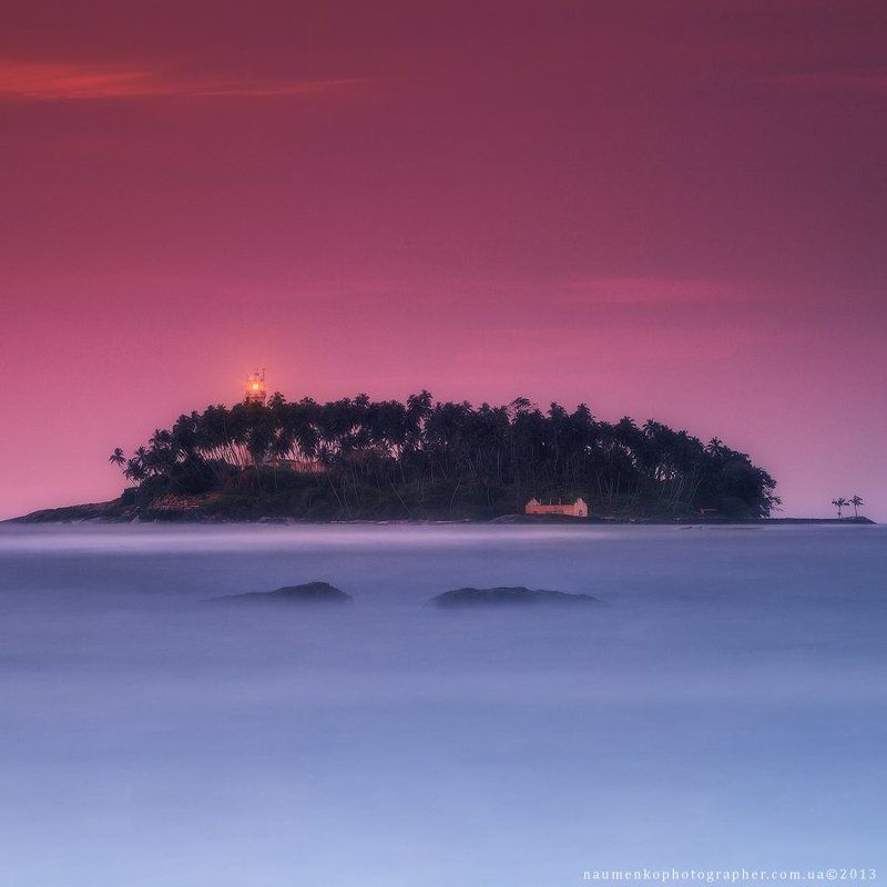 шри, ланка, бентота, пляж, океан, маяк, природа, вода, небо, тропический, песок, лето, остров, море, путешествия, пейзаж, закат, берег, синий, индийский, пальмы, туризм, открытый, красивый, праздник, отдых, курорт, залив, азия, рай, дерево, живописный Шри Ланка. Маяк на острове Barberun у берегов Beruwalaphoto preview