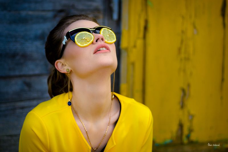 девушка, лимон, очки, цитрус, желтый, синий, стена, текстура, цепочка, кожа, зубки, настроение Лимонный день!photo preview