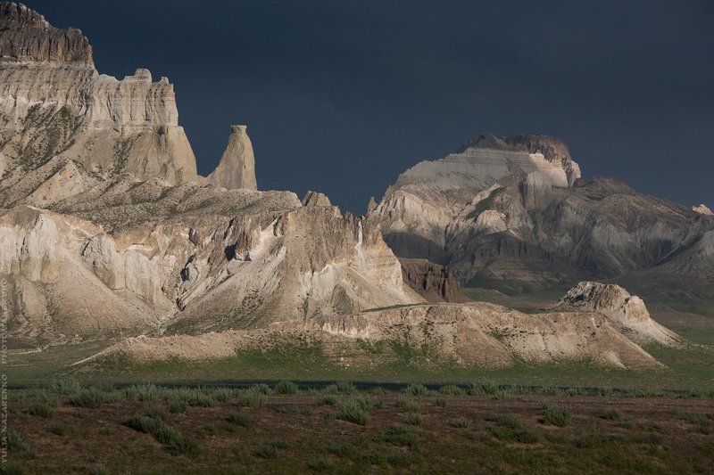горы, скалы, гроза, Мангышлак, Мангистау, Казахстан, природа, пейзаж, природа, nature, landscape, свет, mountains, rocks Король в мантии / King in the mantlephoto preview