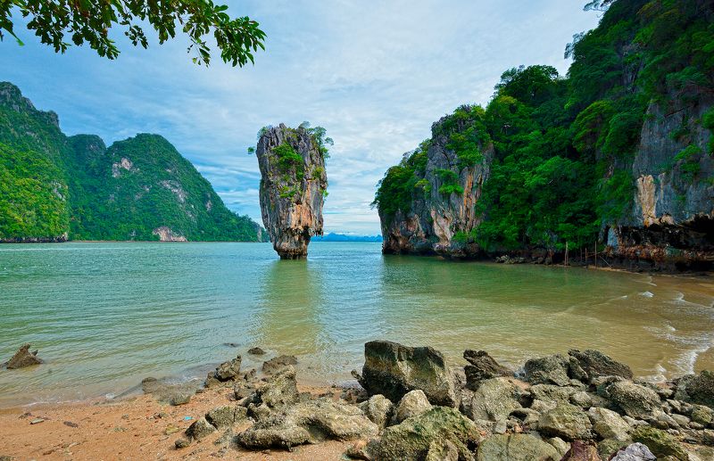 остров Джеймс Бонд скала море бухта Воспоминание о человеке... с золотым пистолетомphoto preview