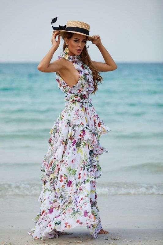 A Girl in the hatphoto preview