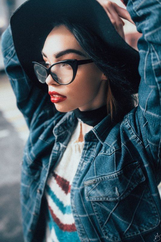 Девушка в шляпеphoto preview