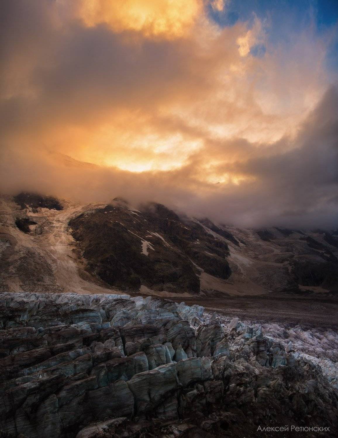 Стоянка под Безенгийской стеной. Автор: Алексей Ретюнских Безенги, стена, горы, закат, ледник, Алексей Ретюнских