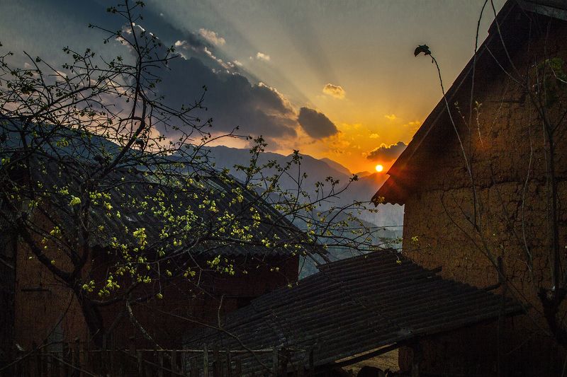 Sunset behind roofphoto preview