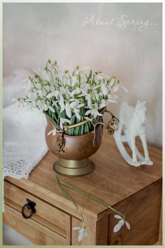 подснежники весна белая лошадка песочные часы С подснежникамиphoto preview