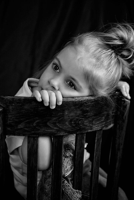девочка,стул,чб,взгляд,портрет,35мм,nikon Детские мысли..photo preview
