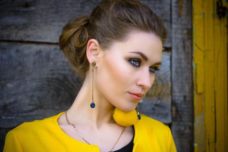 девушка, лимон, желтый, весна, стена, цепочка, взгляд, серьги, текстура, прическа, глаза Девушка с лимономphoto preview