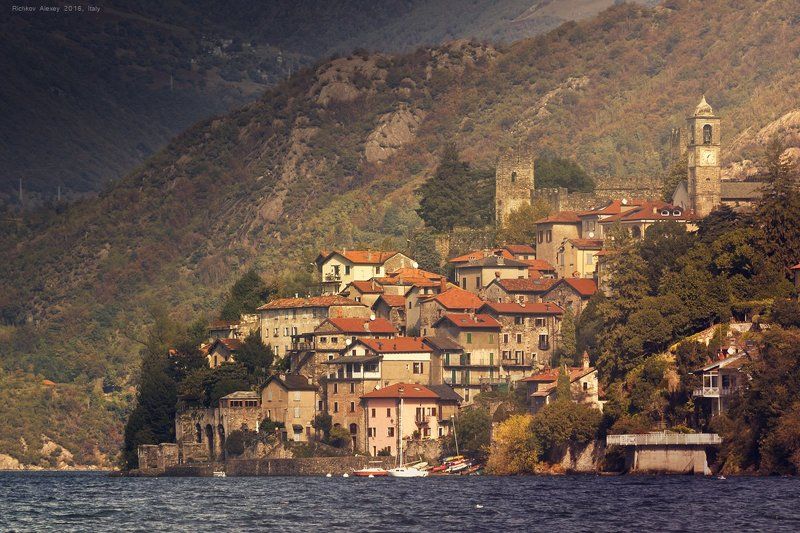 Италия, Альпы, горы, снег, осень, крыша, комо,  Город красных крышphoto preview