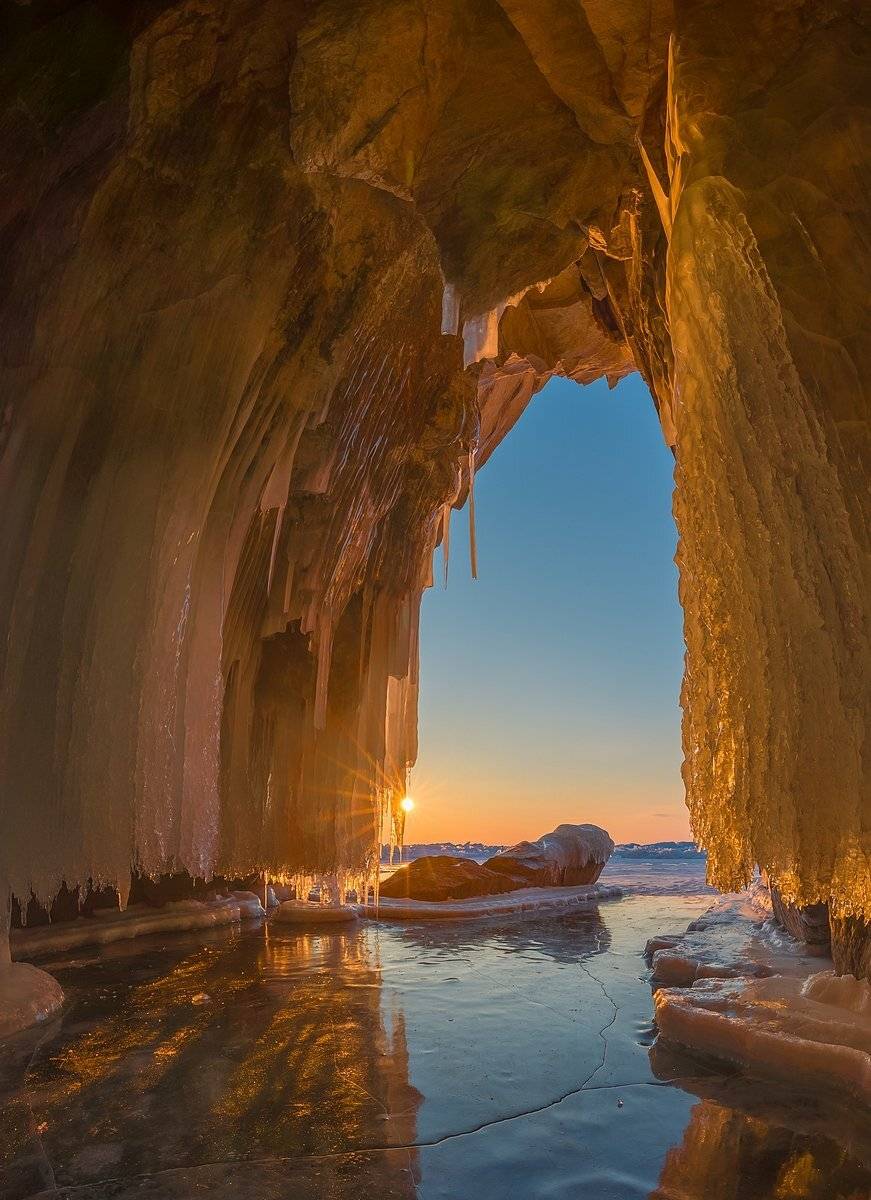 Тепло мартовских лучей. Автор: Кирилл Уютнов байкал, ольхон, лед, грот, рассвет, панорама, Кирилл Уютнов