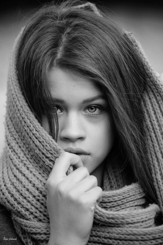 девушка, глаза, губы, пальцы, шарф, вязание, настроение, черный, белый, пробор, волосы Янаphoto preview