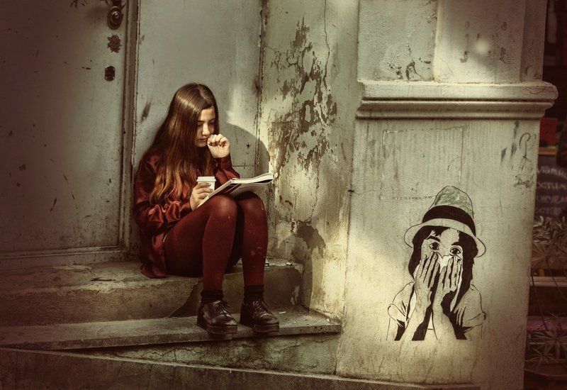 грузия, тбилиси, девочка, улица, рисунок, чтение, тишина, увлечённость ** & **photo preview