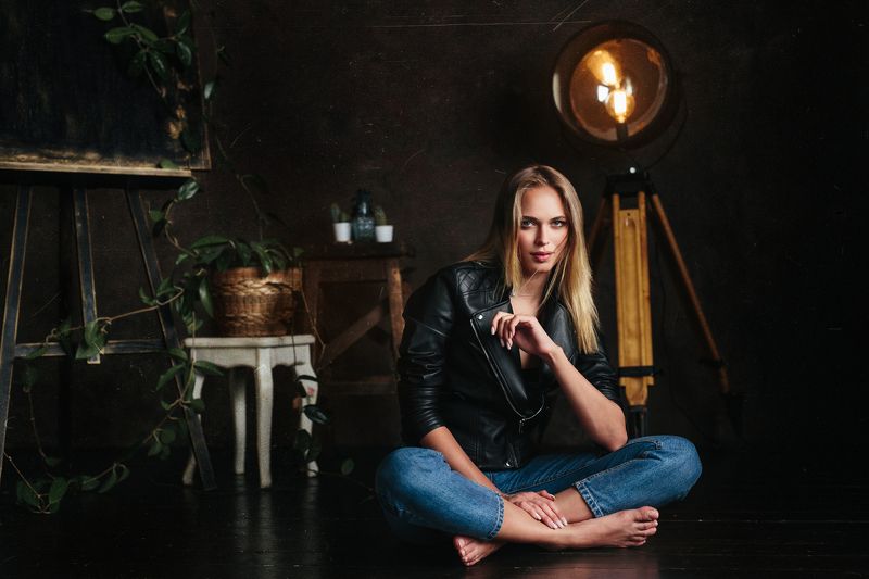 портрет, девушка, студия, красивая, молодая, красота, свет, глаза, губы, нежность, романтика, джинсы, рок, модель, beauty, studio, light, white Юляphoto preview