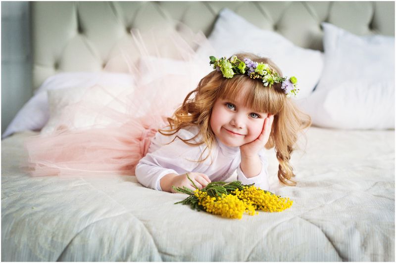 Девочка, мимоза, весна. Веснаphoto preview