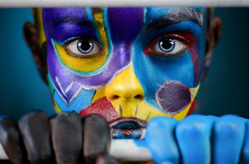 фотография, картинка, портрет, краска, цвет, грим, макияж, визаж, арт, фейсарт, бодиарт, глаза, синий, фиолетовый, кошка, руки, линии, геометрия, фон, текстура, фактура, настроение, весна весеннее настроениеphoto preview