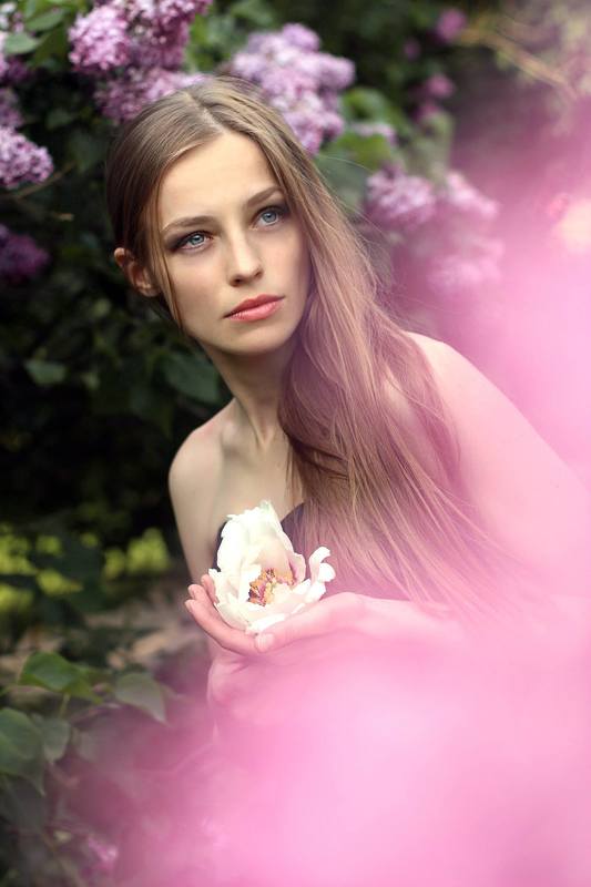девушка портрет сирень  веснаphoto preview