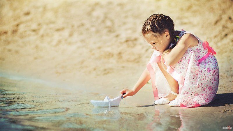 кораблик, бумажный кораблик, оригами, девочка, детство, ребенок, озеро, лето Прощай детствоphoto preview