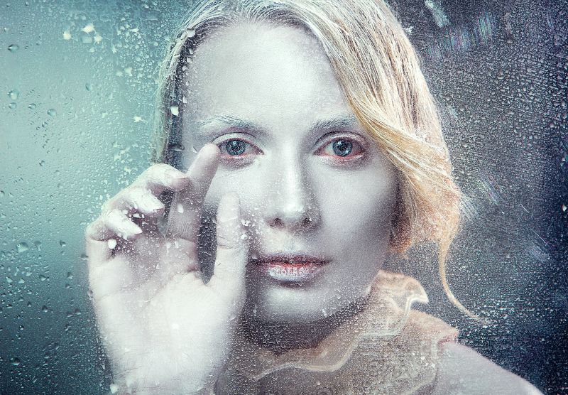 люди, девушка, портрет, фото, картинка, воспоминания, дождь, капли, стекло, цвет, свет, грим, макияж, визаж, бодиарт, фейсарт, руки, белый, зеленый, креатив, воротник, глаза, взгляд, вода воспоминанияphoto preview