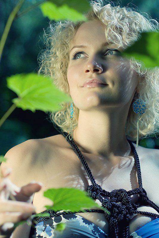 девушка, виноград Сестра Дионисаphoto preview