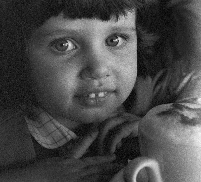 ребенок, глаза, девочка, кофе, портрет, капучино, детство, b&w Капучиноphoto preview